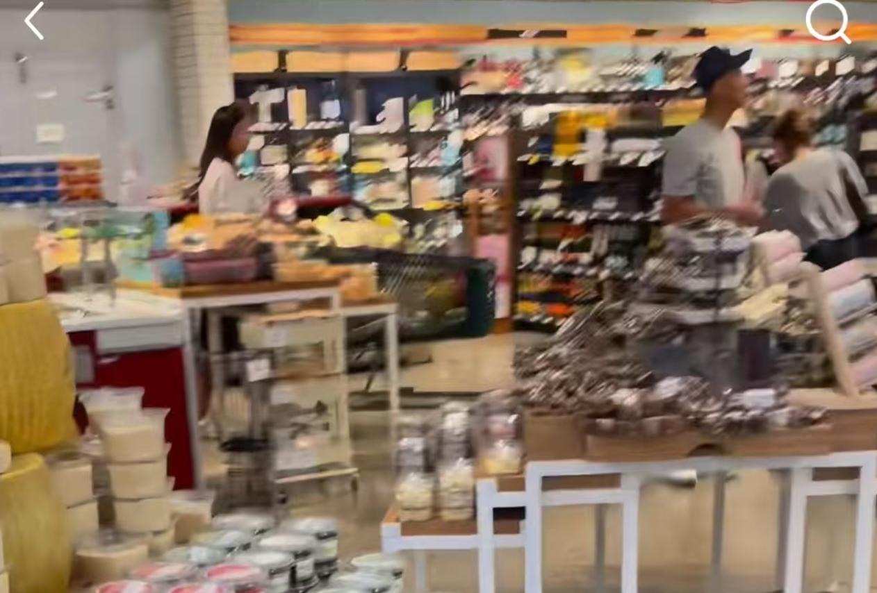 徐静蕾黄立行美国逛超市	，她推购物车跟男友身后，皮肤黝黑很健康_徐静蕾黄立行美国逛超市，她推购物车跟男友身后	，皮肤黝黑很健康_