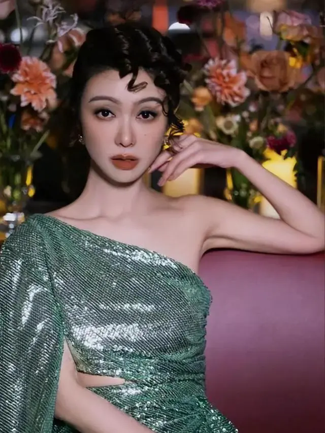 薛凯琪火辣身材吸睛,43岁依旧青春洋溢