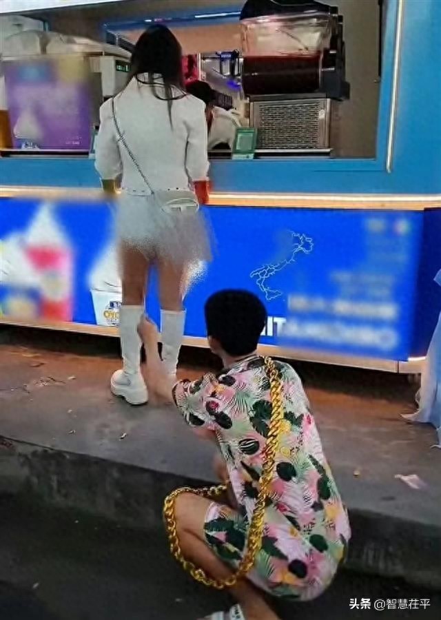 网红直播为吸粉引流,竟做出竹签捅女游客臀部之举