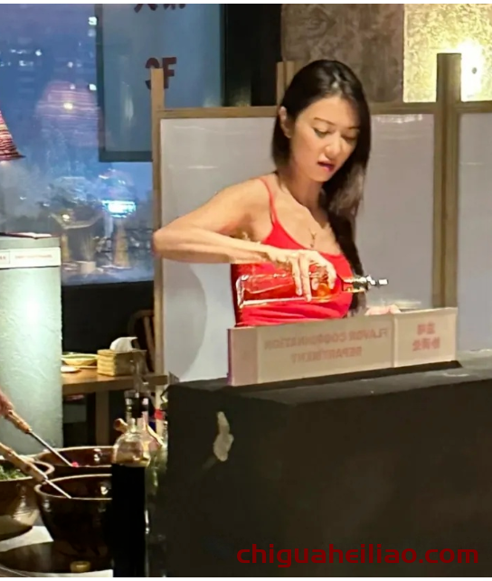 薛凯琪火辣身材吸睛,43岁依旧青春洋溢