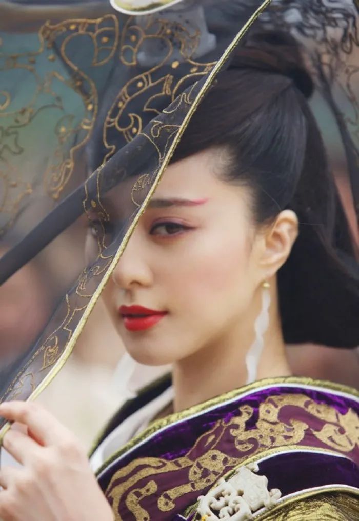 43岁范冰冰惊艳东京,白皙肌肤与狐狸眼迷倒众生