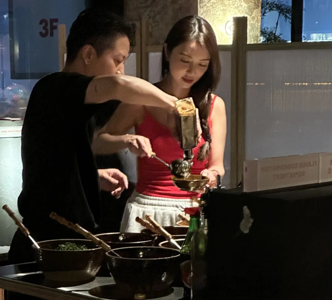 薛凯琪火辣身材吸睛,43岁依旧青春洋溢