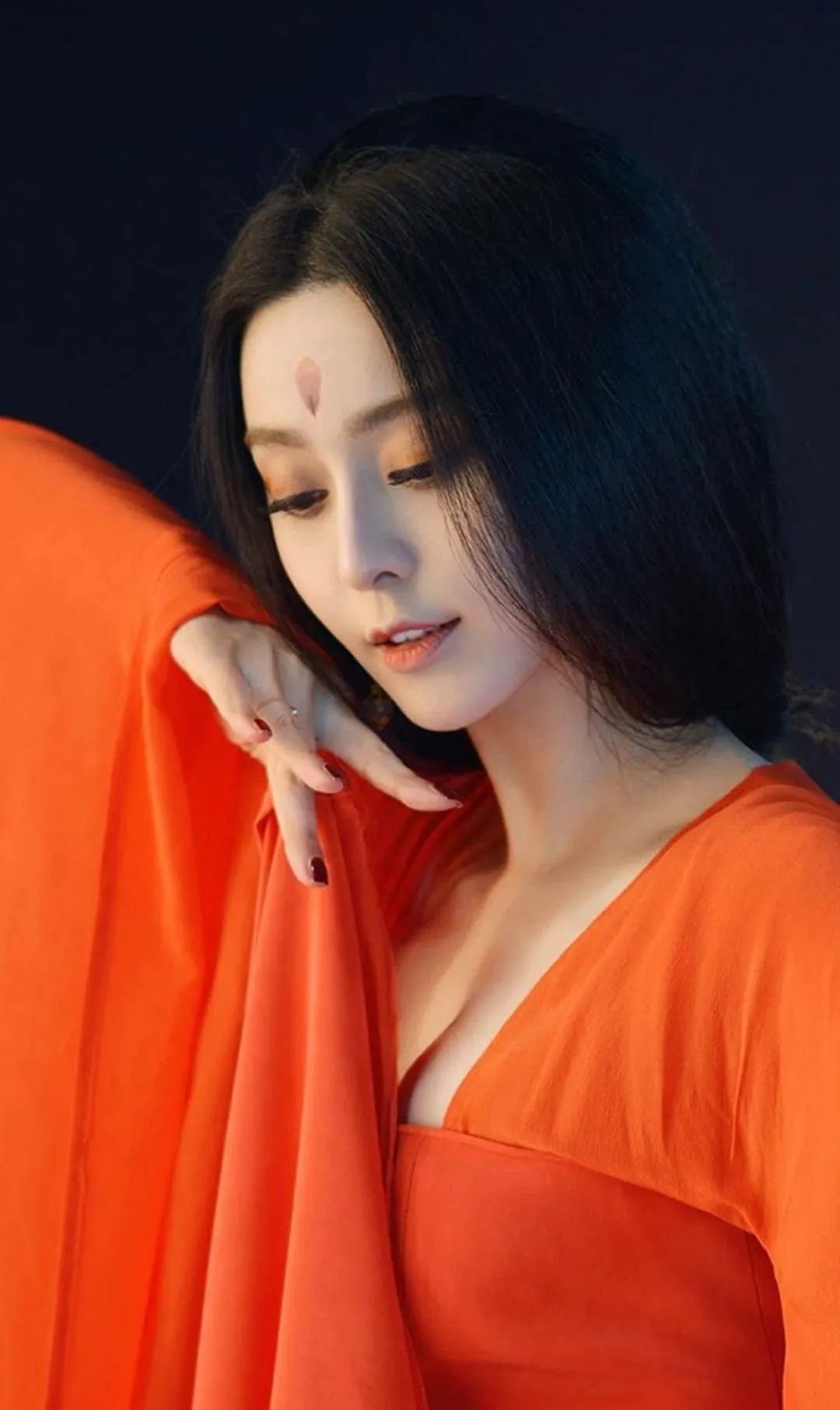 43岁范冰冰惊艳东京,白皙肌肤与狐狸眼迷倒众生