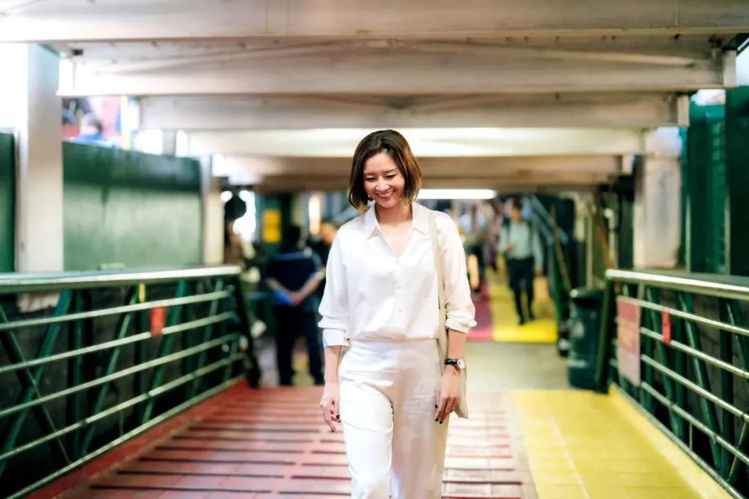 42岁李娜美丽升级,V领衬衫展现温婉端庄