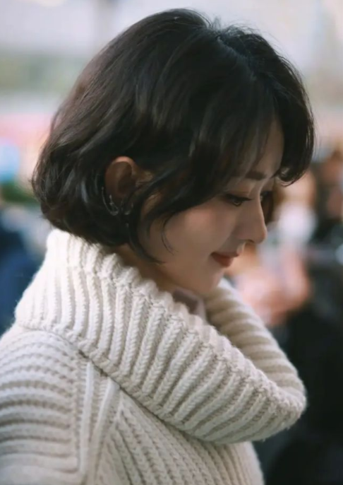 赵丽颖时尚蜕变:短发造型惊艳,减龄时尚